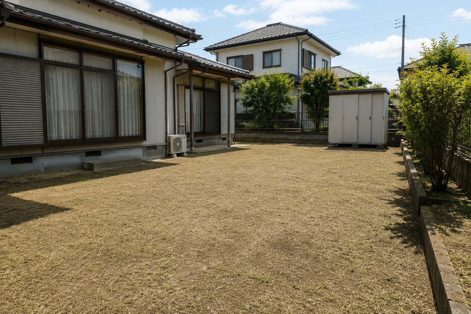 草刈りと刈草回収が完了した住宅の庭